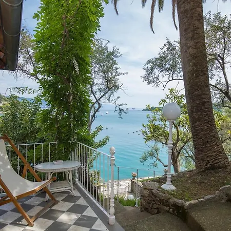 Sleeps 8 With Pool And Air Con