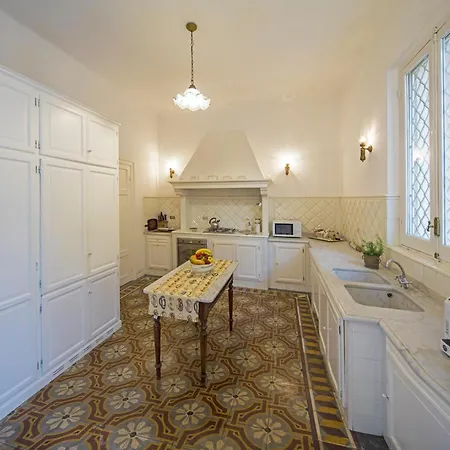 Sleeps 8 With Pool And Air Con *