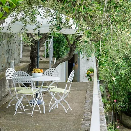 Sleeps 8 With Pool And Air Con