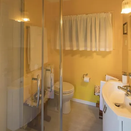 Sleeps 8 With Pool And Air Con